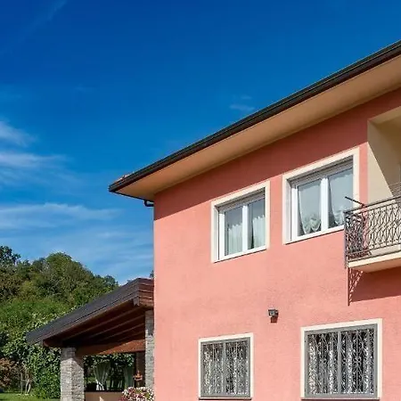 Oda ve Kahvaltı La Rosa Tra I Laghi 3*